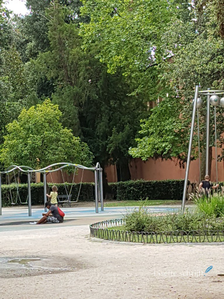 Stadspark met speeltuin in pisa